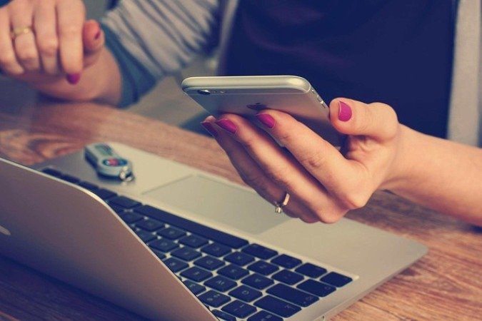 Profissional de tecnologia trabalhando em um ambiente de computação de borda.