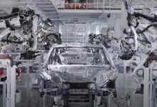 Fábrica da Xiaomi com robôs na linha de montagem de carros elétricos.