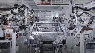 Fábrica da Xiaomi com robôs na linha de montagem de carros elétricos.