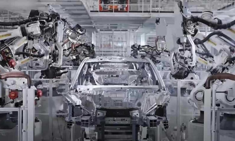 Fábrica da Xiaomi com robôs na linha de montagem de carros elétricos.