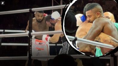 Kleber Bambam levanta os braços em comemoração após vencer Davi Brito por nocaute técnico.