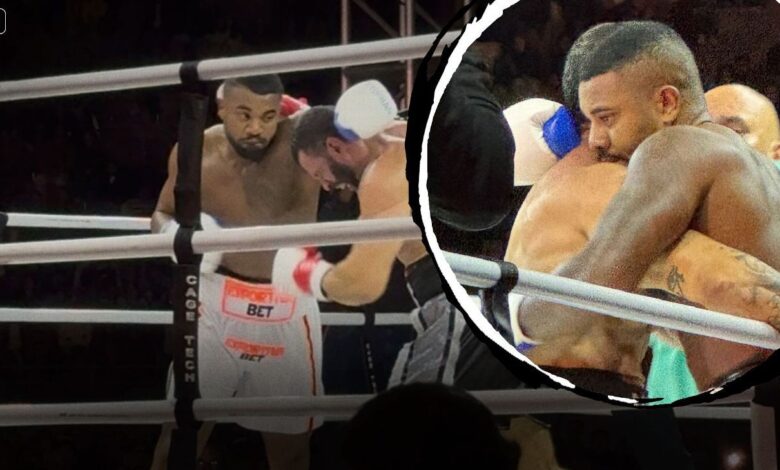 Kleber Bambam levanta os braços em comemoração após vencer Davi Brito por nocaute técnico.