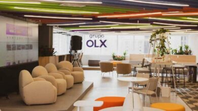 Logo da OLX com fundo colorido, representando investimento e inovação.