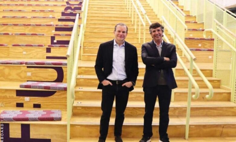 André Esteves e Roberto Sallouti em frente ao Inteli.