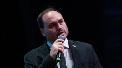 Carlos Bolsonaro em um evento do Partido Liberal.