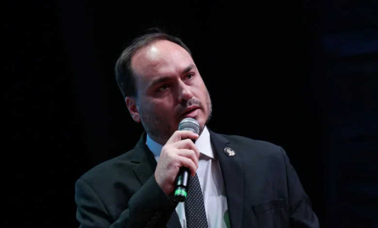 Carlos Bolsonaro em um evento do Partido Liberal.