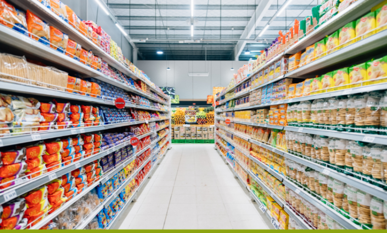 Fachada de supermercado em Goiás com placas informativas sobre novo horário de funcionamento.