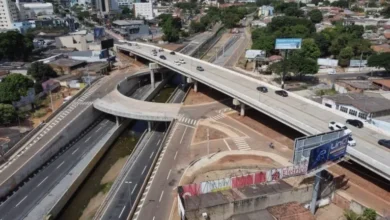 Vista das obras paralisadas na Avenida Leste-Oeste em Goiânia.