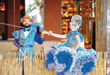 Celebração junina com bandeirinhas e barracas típicas.