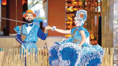 Celebração junina com bandeirinhas e barracas típicas.