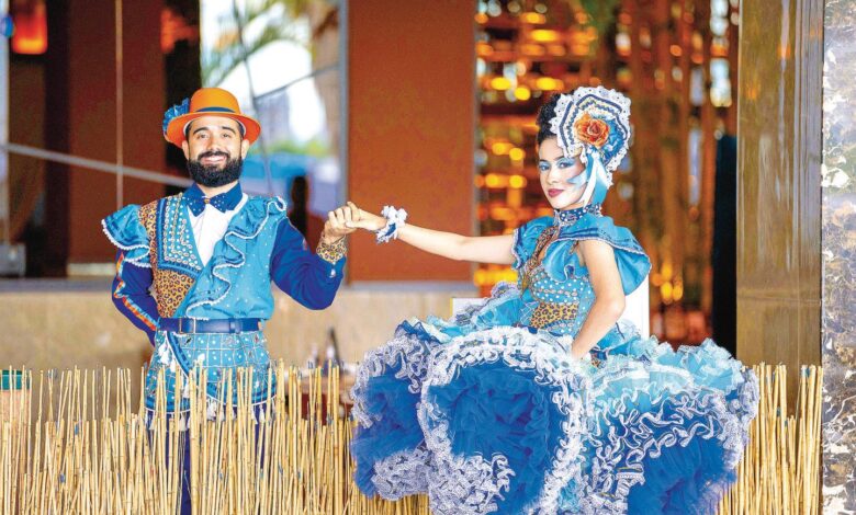 Celebração junina com bandeirinhas e barracas típicas.