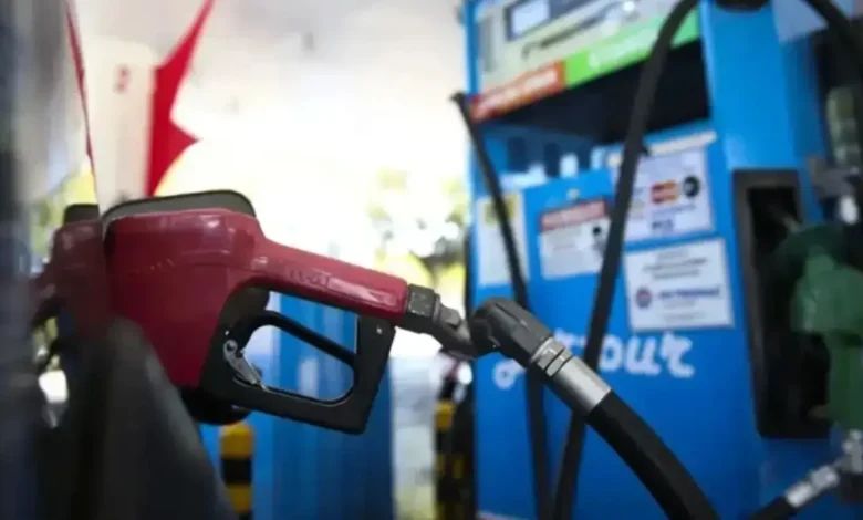Bomba de combustível em posto de Goiânia, mostrando variação de preços.