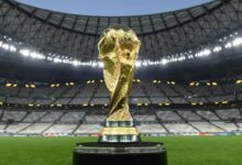 Trabalhadores assistindo a um jogo de futebol em um escritório.