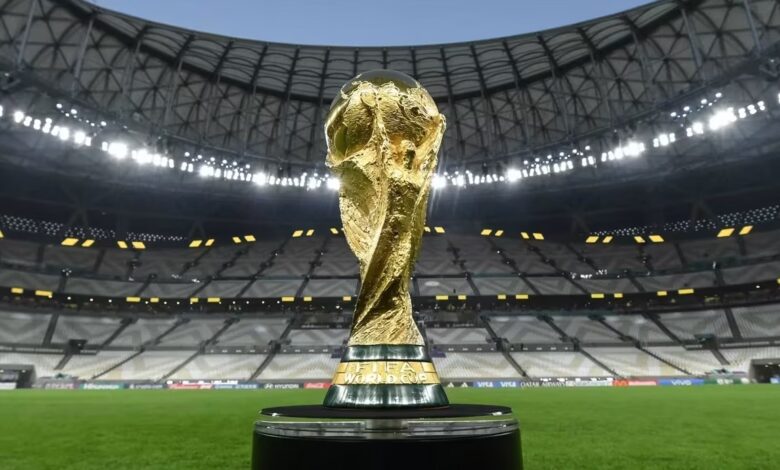 Trabalhadores assistindo a um jogo de futebol em um escritório.