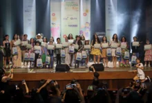 Crianças e adolescentes ensaiando para um festival musical.