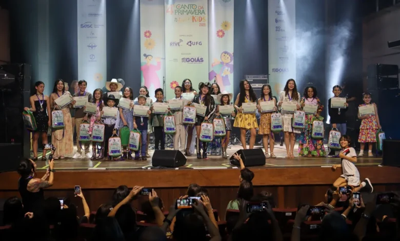 Crianças e adolescentes ensaiando para um festival musical.