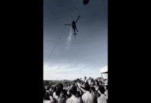 Helicóptero lança pétalas de rosa durante cortejo fúnebre em Goiás.