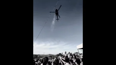 Helicóptero lança pétalas de rosa durante cortejo fúnebre em Goiás.
