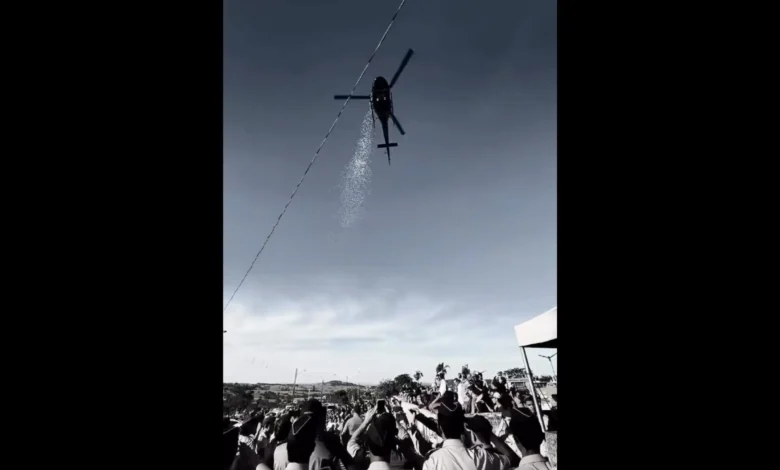 Helicóptero lança pétalas de rosa durante cortejo fúnebre em Goiás.