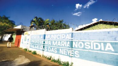Sala de aula vazia em escola municipal de Goiânia.