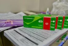 Profissional de saúde segurando um implante anticoncepcional.