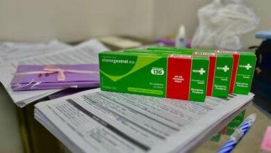 Profissional de saúde segurando um implante anticoncepcional.