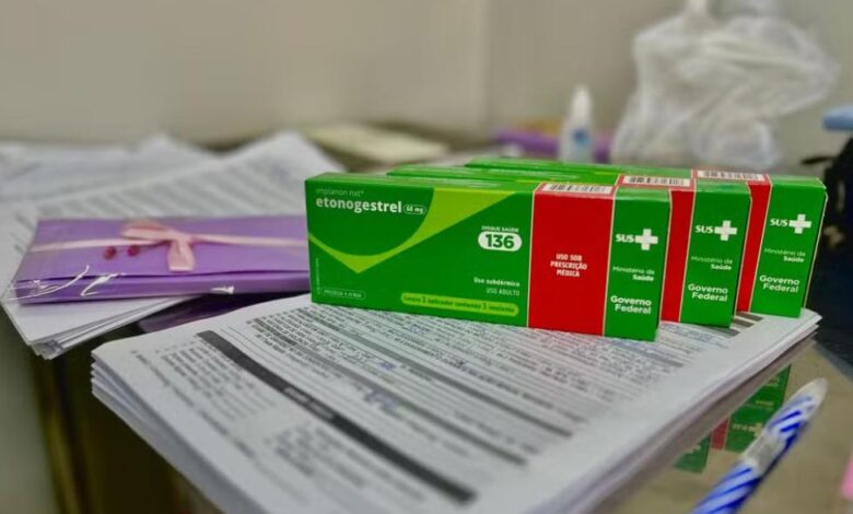 Profissional de saúde segurando um implante anticoncepcional.