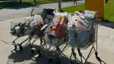 Carrinhos de compras cheios de mercadorias em loja de fábrica, detidos pela Polícia Militar de Goiás.