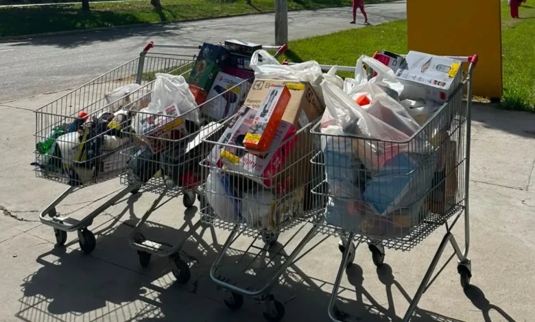 Carrinhos de compras cheios de mercadorias em loja de fábrica, detidos pela Polícia Militar de Goiás.