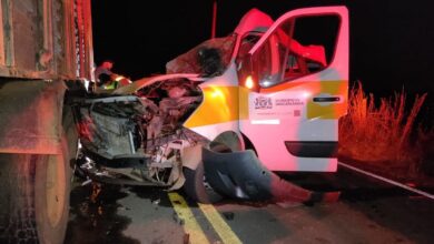 Veículo acidentado na rodovia GO-518.