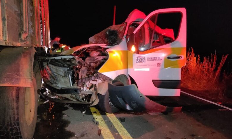 Veículo acidentado na rodovia GO-518.