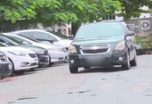 Carro transportando Monique Medeiros saindo do Complexo de Gericinó.