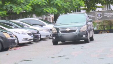 Carro transportando Monique Medeiros saindo do Complexo de Gericinó.