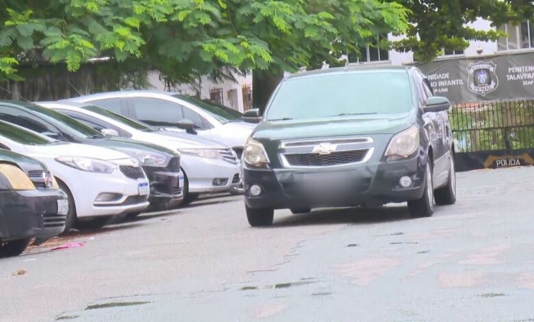 Carro transportando Monique Medeiros saindo do Complexo de Gericinó.