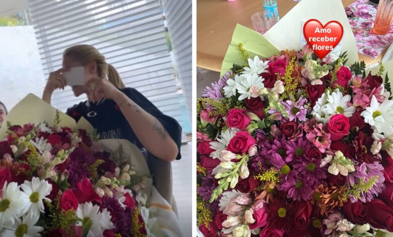 Virginia Fonseca com buquê de flores.