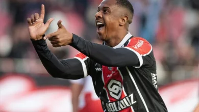 Jogadores em campo durante partida da Série D ZeroUm.