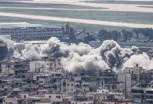 Fumaça e destruição em área urbana do sul do Líbano após bombardeio.