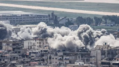 Fumaça e destruição em área urbana do sul do Líbano após bombardeio.