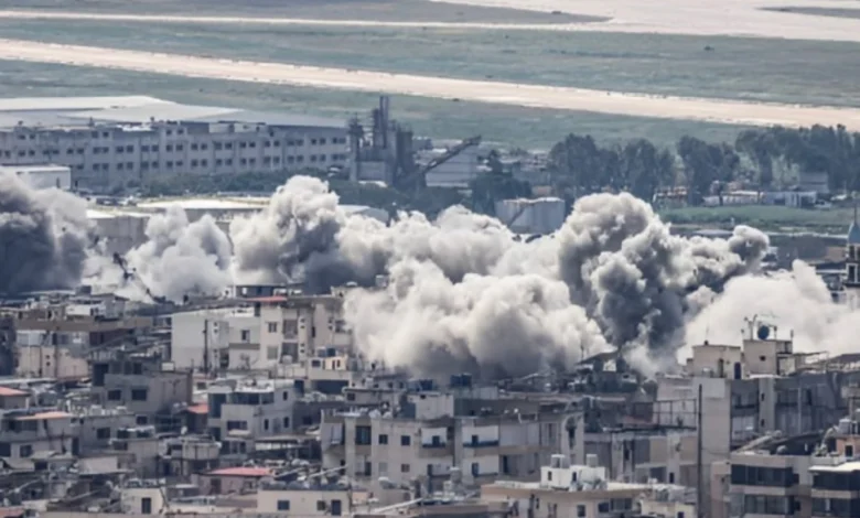 Fumaça e destruição em área urbana do sul do Líbano após bombardeio.
