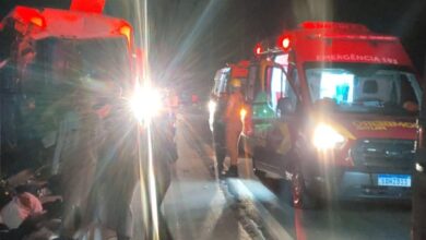 Ônibus de time de handebol e carreta envolvidos em acidente na BR-060 em Acreúna.