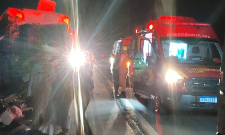Ônibus de time de handebol e carreta envolvidos em acidente na BR-060 em Acreúna.