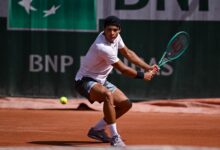 Tenista goiano em ação durante partida em Roland Garros.
