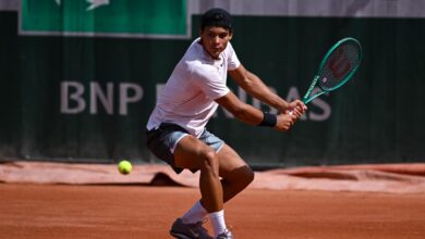 Tenista goiano em ação durante partida em Roland Garros.