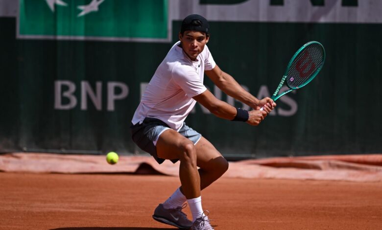 Tenista goiano em ação durante partida em Roland Garros.