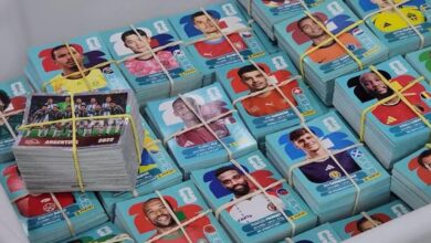 Papel das figurinhas da Copa do Mundo pronto para reciclagem.