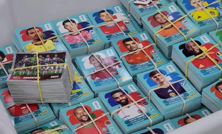 Papel das figurinhas da Copa do Mundo pronto para reciclagem.