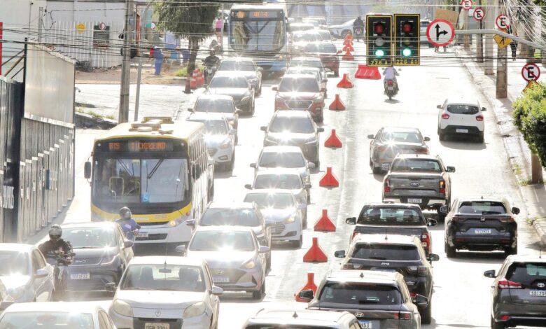 Ônibus na Avenida T-10 em Goiânia, com mudanças nos itinerários de linhas.