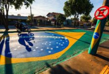 Rua de Goiânia com pinturas temáticas para a Copa do Mundo.