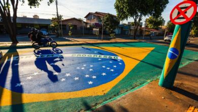 Rua de Goiânia com pinturas temáticas para a Copa do Mundo.