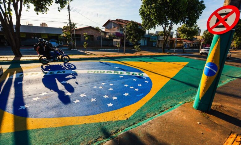 Rua de Goiânia com pinturas temáticas para a Copa do Mundo.